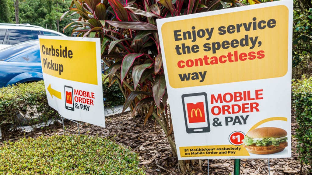 Bestellen via de mobiele app moet wachtrijen verkorten, hoopt het bedrijf.