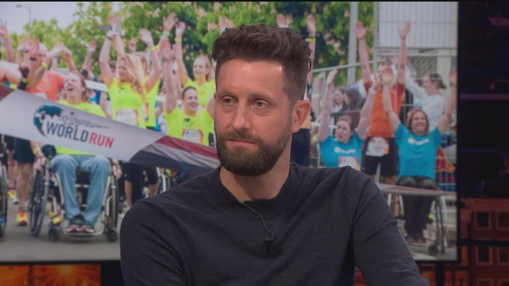 Met speciaal apparaatje kan Gert-Jan, ondanks dwarslaesie, weer lopen