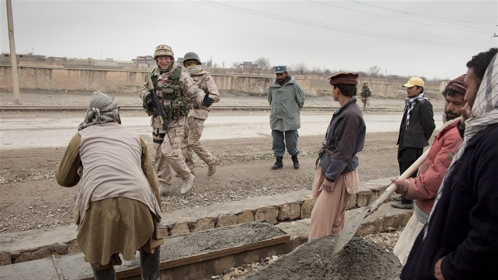 VVD en D66 dringen aan om Afghaanse tolken snel toe te laten in Nederland