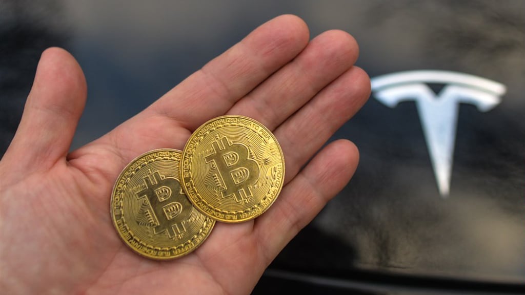Tesla stopt met bitcoin om hoge CO2-uitstoot, koers onderuit