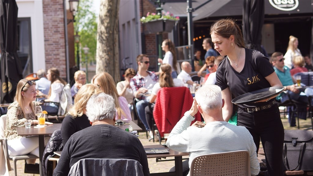 Horecabazen lokken personeel met korte werkweek en borrels na werktijd