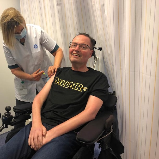 Hanno Bos krijgt zijn tweede corona-vaccinatie.