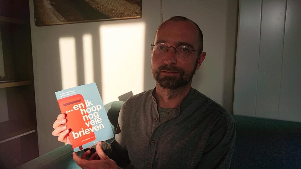 Timon met zijn boek vol brieven.