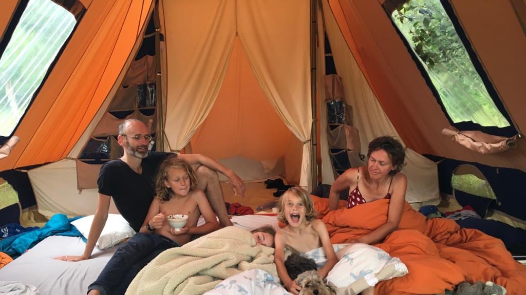 Robin met zijn gezin op de camping.