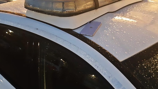 Telefoon spoorloos na bekeuring: rijdt kilometers mee op dak van politieauto