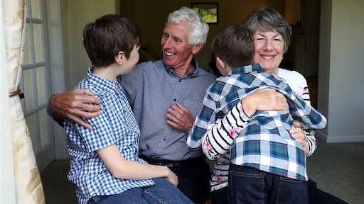 Knuffelen kan weer: maatregelen in Groot-Brittannië versoepeld