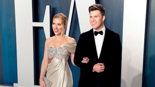 Man giet slijm over Scarlett Johansson tijdens awarduitreiking