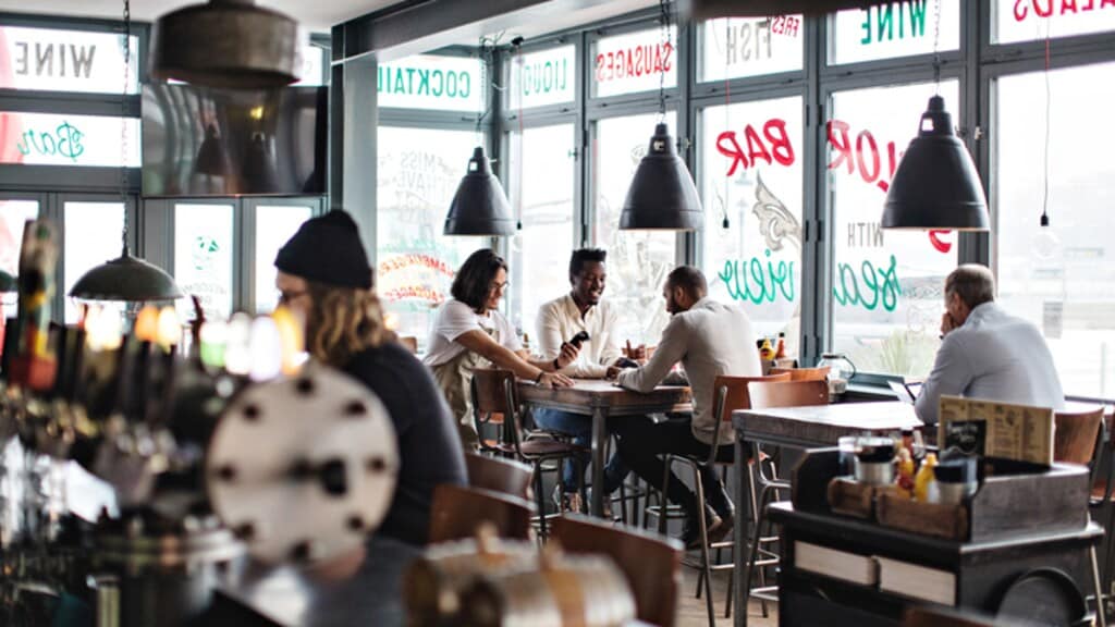 Versoepelingen vervroegd: vanaf 26 juni meer gasten thuis en in horeca