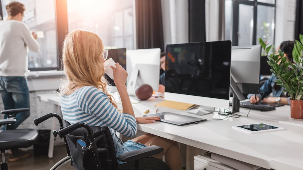 Receptioniste die naar urine ruikt terecht ontslagen