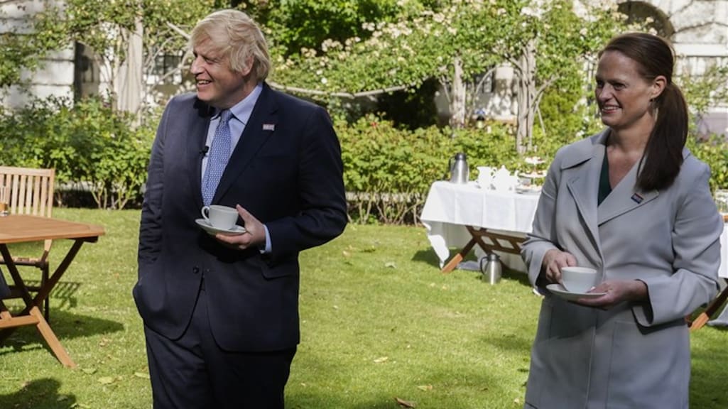 Verpleegkundige Jenny samen met de Britse premier Boris Johnson.