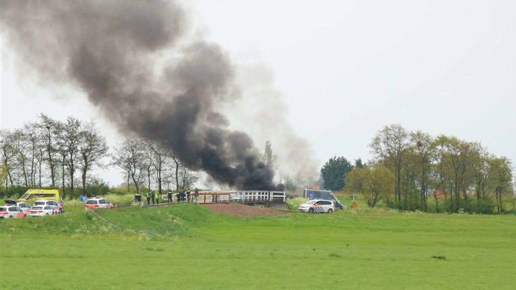 Een auto die in brand vloog.