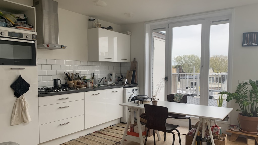 Het appartement van Ivano in Amsterdam, hij betaalt bijna 1700 euro voor 54 vierkante meter.