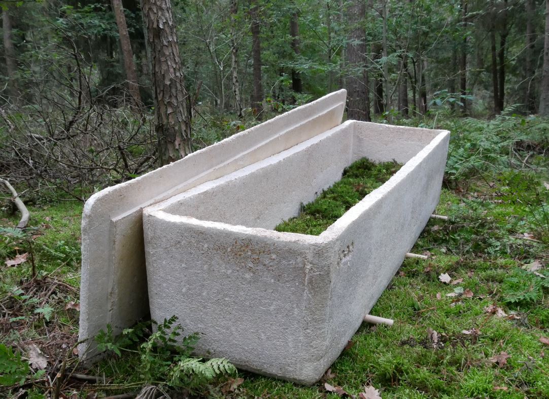 Op de  bodem van de doodskisten ligt een laag mos.