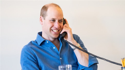 Prins William krijgt coronaprik, maar trekt aandacht met iets anders