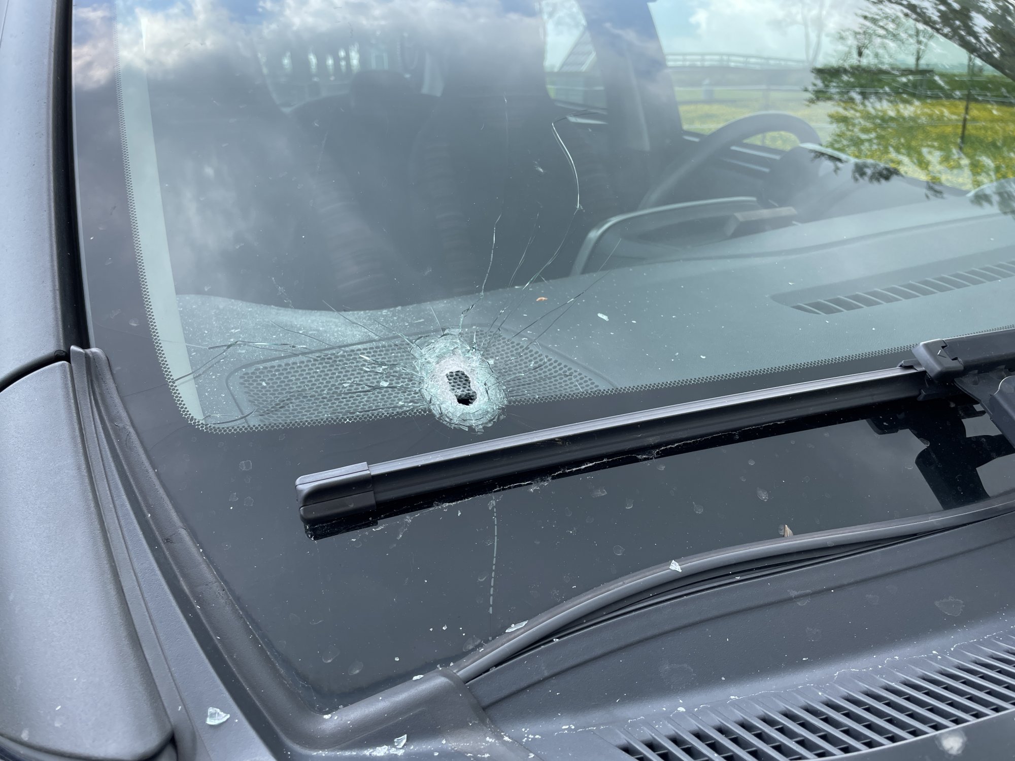 Een kogelgat in de auto van een buurtbewoner