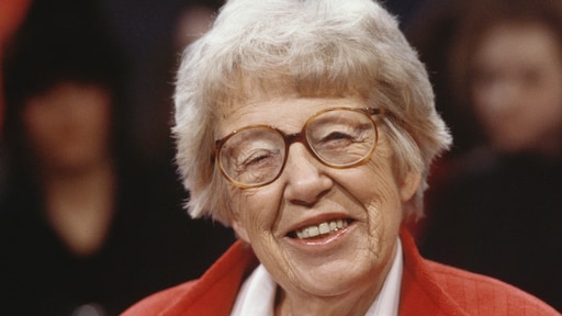 Annie M.G. Schmidt krijgt schrijverssteen in Nieuwe Kerk in Amsterdam