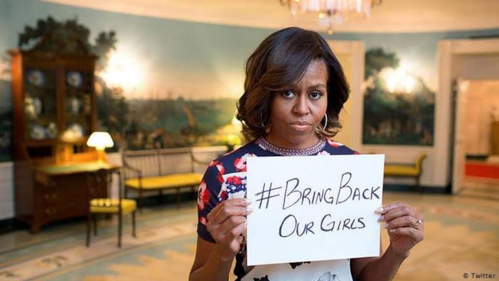 Ook toenmalig first lady Michelle Obama maakt zich sterk voor de terugkeer van de ontvoerde meisjes.