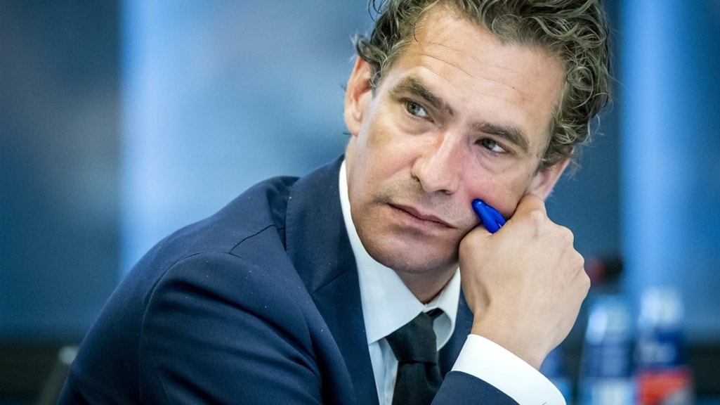 Minister Van 't Wout heeft burn-out, Blok vervangt hem