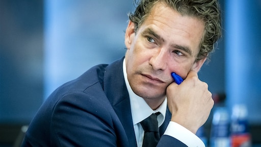 Minister Van 't Wout heeft burn-out, Blok vervangt hem