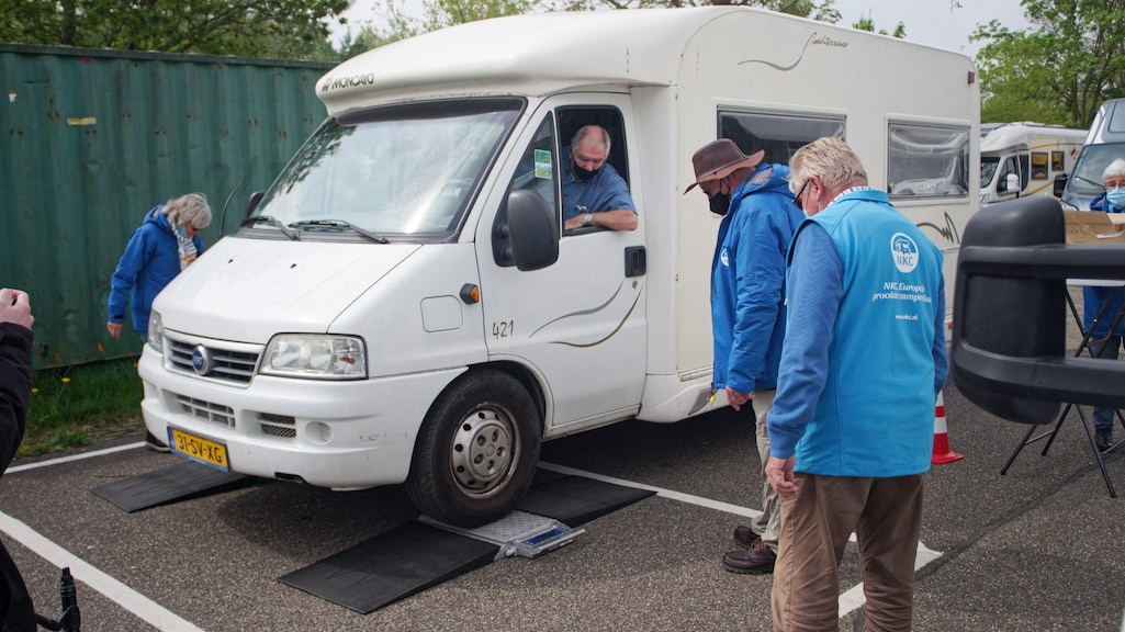 'Past lekker veel in': volgepropte camper gevaar op de weg