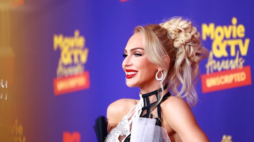 Selling Sunset-ster Christine direct na bevalling aan 't werk