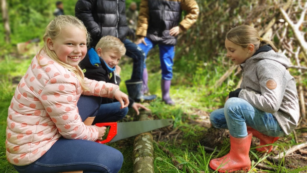 Huttenbouwpakket moet kinderen laten buitenspelen: 'Motoriek gaat achteruit'
