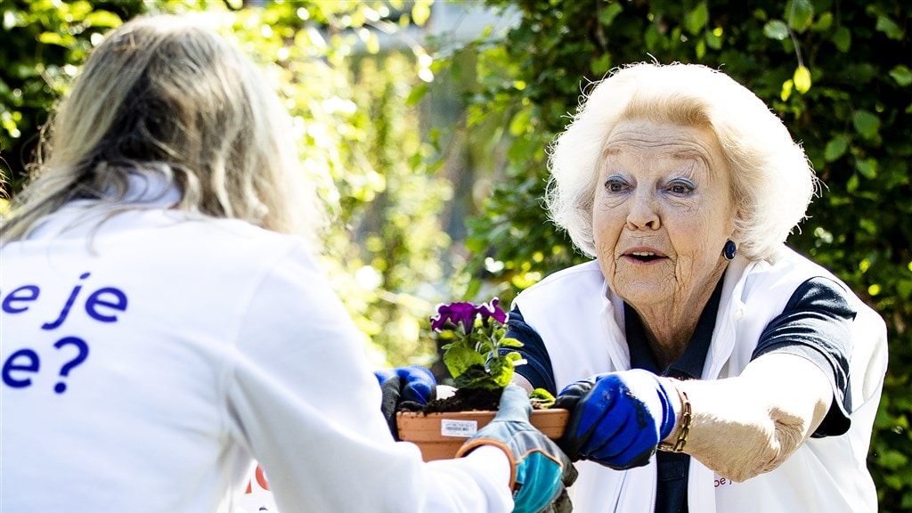 Prinses Beatrix steekt handen uit de mouwen voor NLdoet