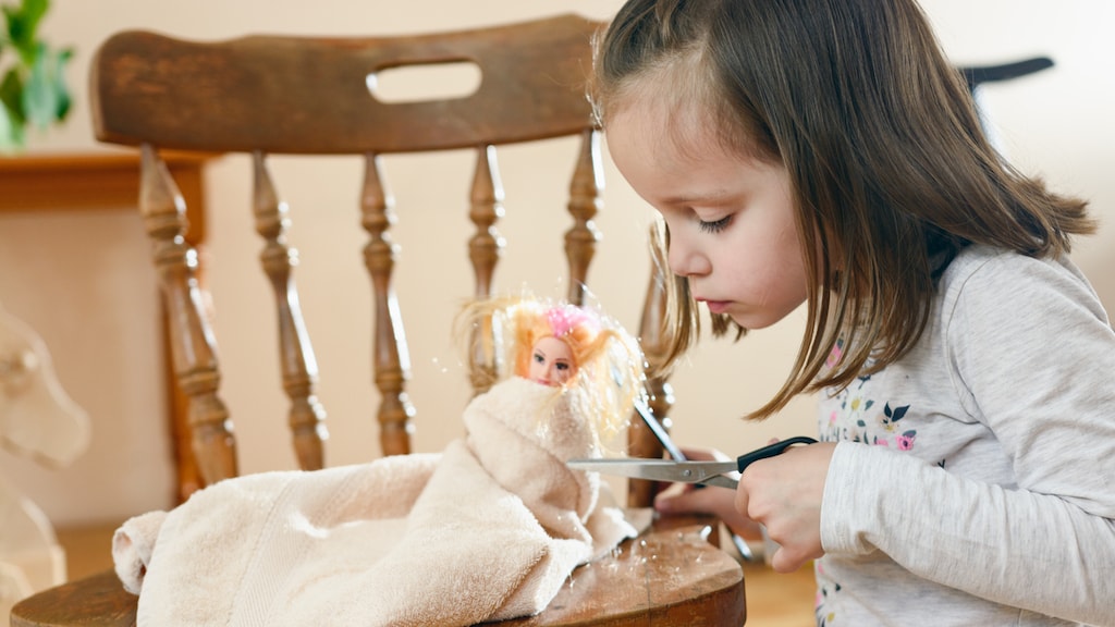 De opvoedkwestie: 'Mijn dochter knipt al haar poppen'