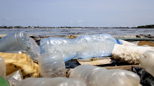 Plasticsoepruimer Slat gaat met vervuiler Coca-Cola rivieren schoonmaken