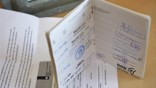 Coronaprik in het gele vaccinatieboekje: wat heb je eraan?