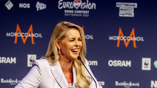 Oeps! Chantal Janzen paradeert in d'r nakie, vergeet buren