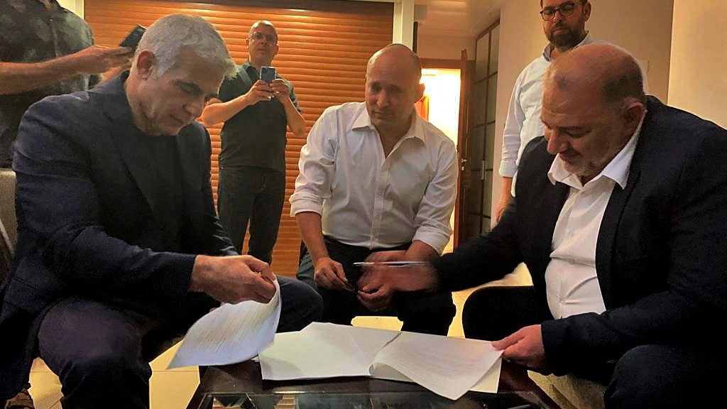 Lapid (L), Bennett (M) en Abbas (R) tekenen een coalitieovereenkomst.