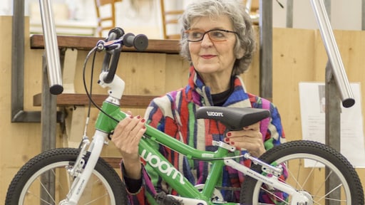 Met pensioen? Cornélie (70) niet. Ze begon een kinderfietsenwinkel