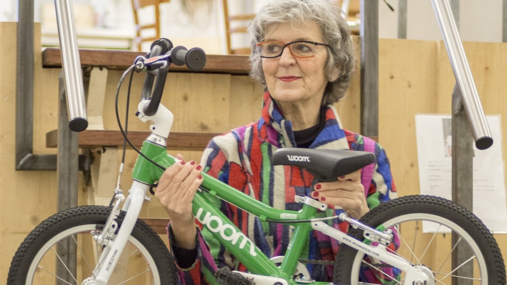 Met pensioen? Cornélie (70) niet. Ze begon een kinderfietsenwinkel
