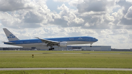 Vrouw bevalt in KLM-vliegtuig van Nairobi naar Schiphol, en dat gebeurt bijna nooit