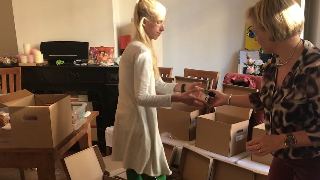 Miriam en haar moeder vullen de boxen