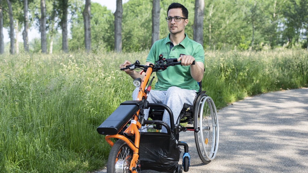 Pouriya gaat op zijn handbike naar de trainingen zes kilometer van zijn huis. "Nu is het zomer en is het heerlijk, maar de Nederlandse winters met regen en sneeuw vind ik helemaal niks."