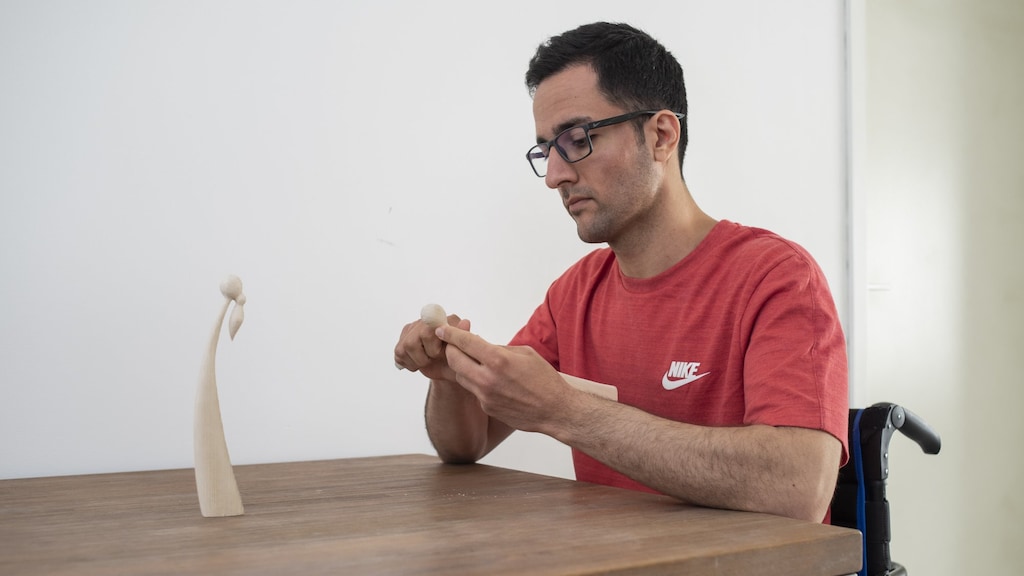 "In Teheran gaf ik les in houtbewerken. Les geven doe ik nu niet, maar ik heb het houtbewerken weer opgepakt."