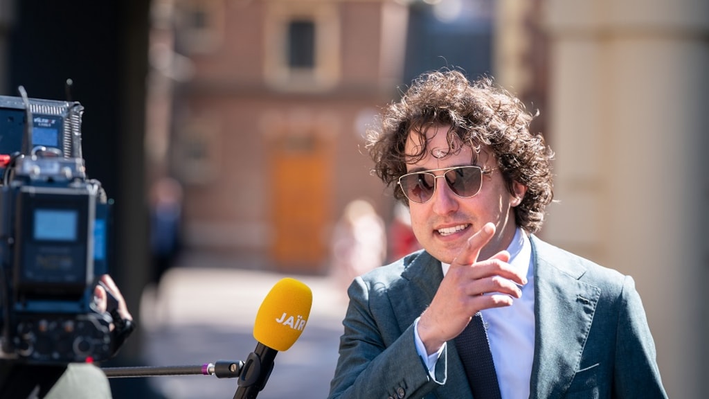 Jesse Klaver komt aan bij zijn gesprek met de informateur.