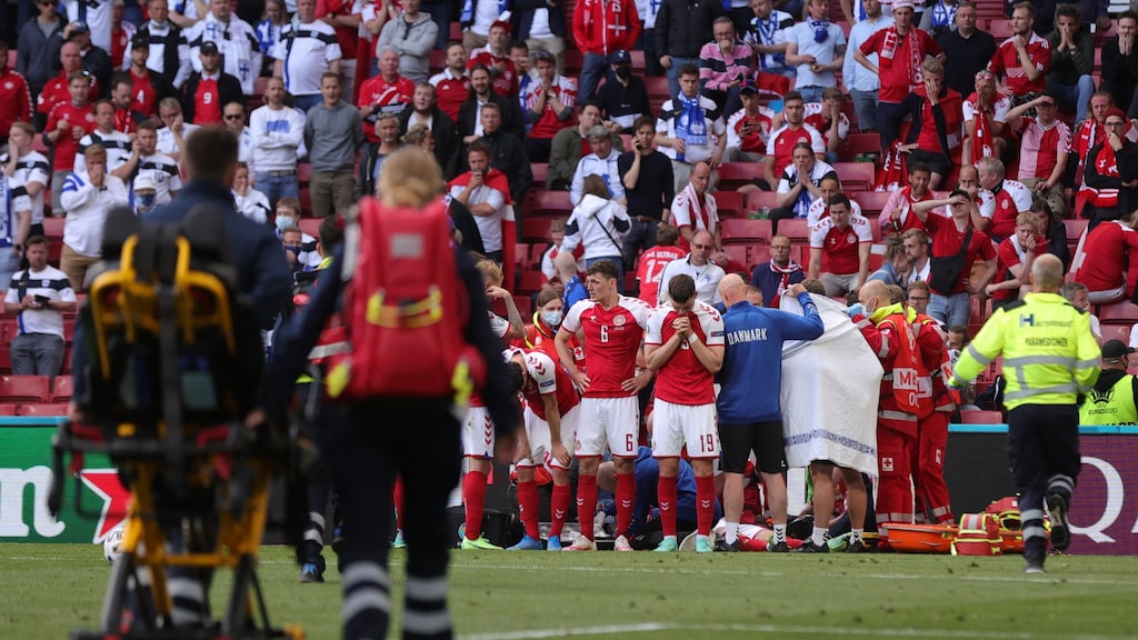 Een brancard komt naar Eriksen gereden.