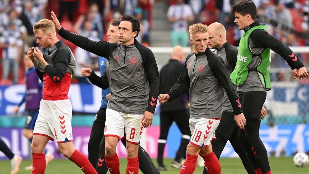 De wedstrijd wordt weer hervat.