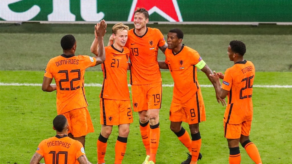 Oranje viert de 2-0 van Weghorst