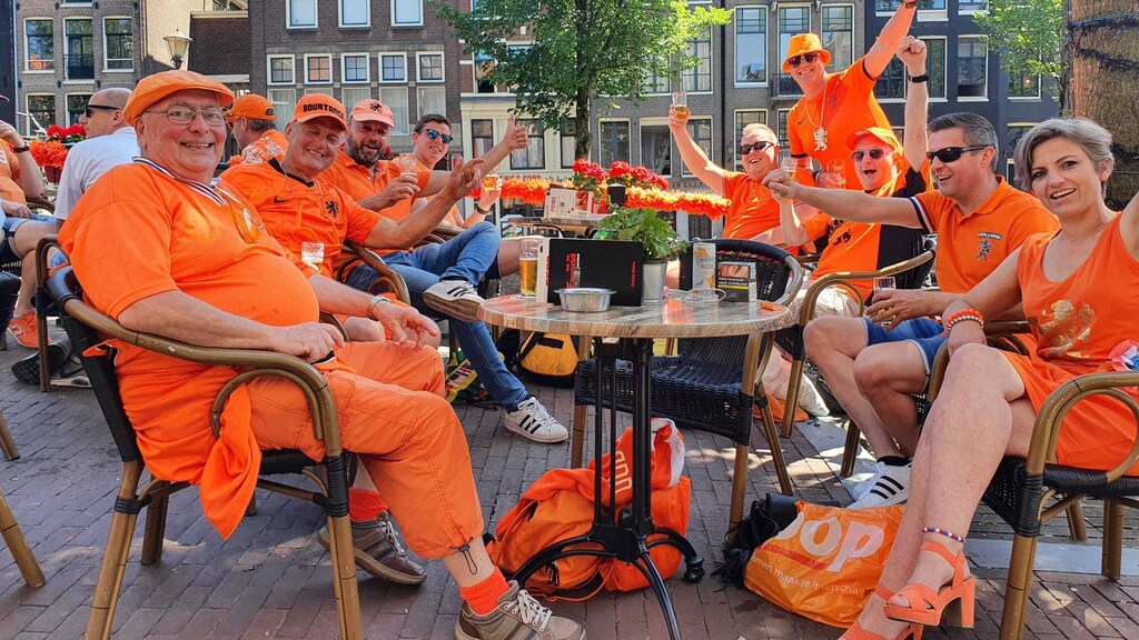 Marleen (rechts) met haar groep medesupporters.