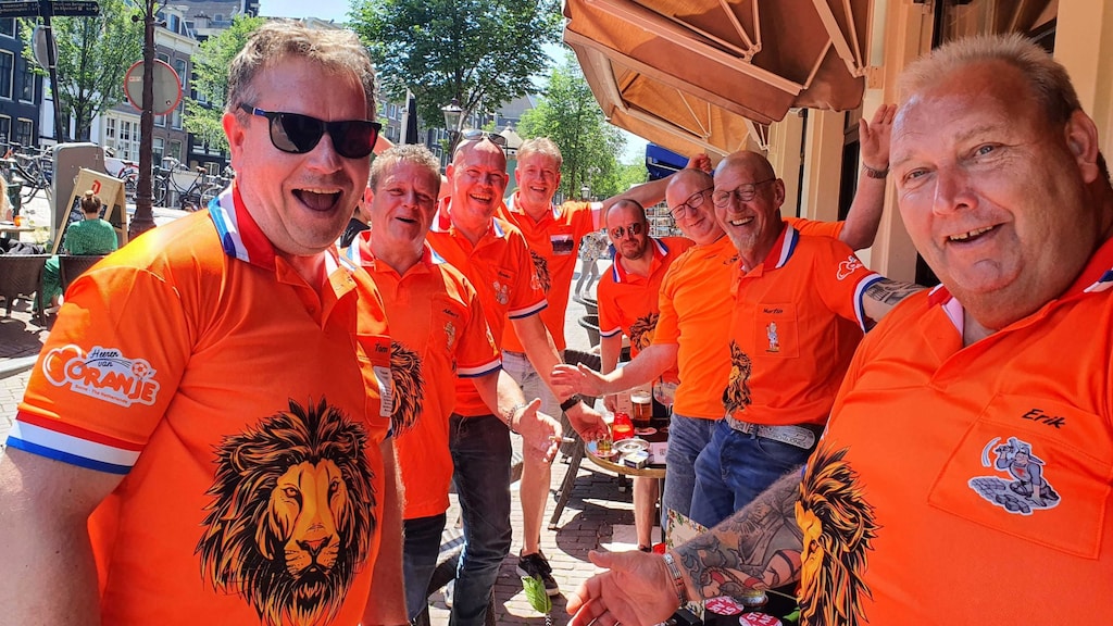 Oranjefans vullen Amsterdam: 'We kunnen niet wachten, we gaan winnen'