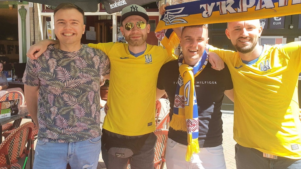 Maкcим (tweede van links) en drie vrienden zijn vanuit Kiev naar Amsterdam gevlogen voor hun team.