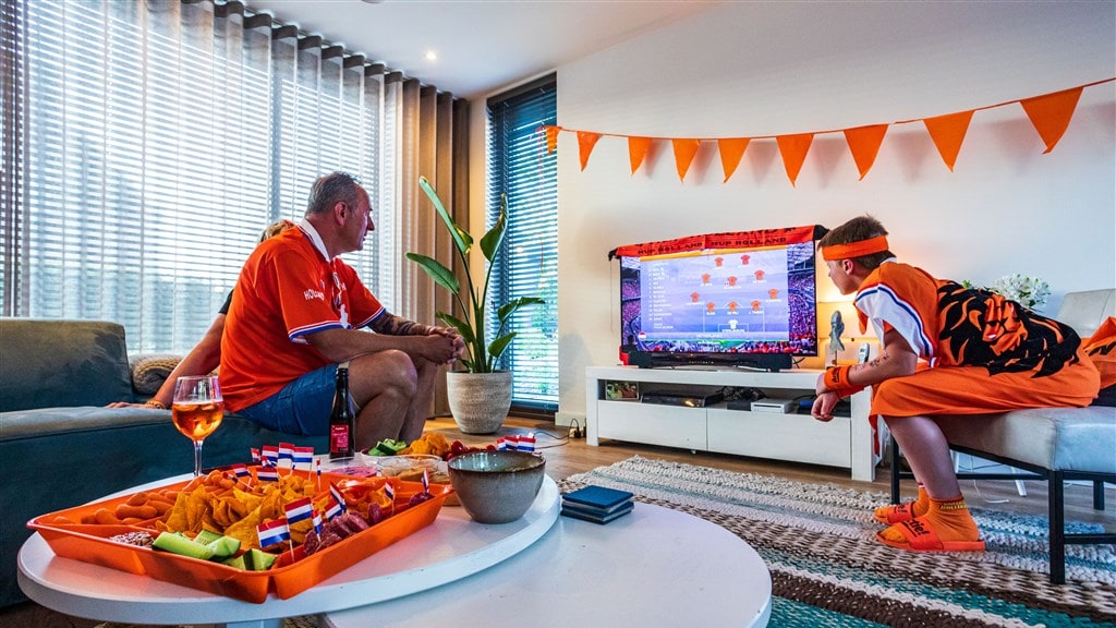 Waarom jij de buren al hoorde juichen, maar nog geen doelpunt op tv zag