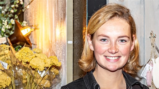 Maxime Meiland vergeet telefoon in vliegtuig (en die vliegt nu de wereld over)