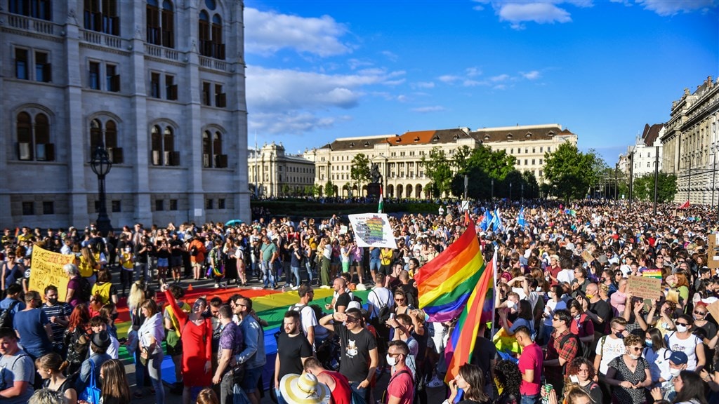 Duizenden de straat op in Hongarije vanwege anti-homowet