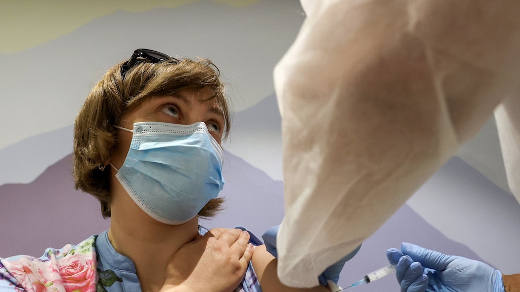 Moskou voert vaccinatiedwang in: 'In een pandemie geen privézaak'