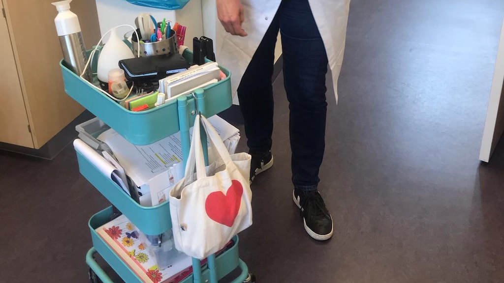Arda heeft altijd haar eigen karretje met spullen mee.